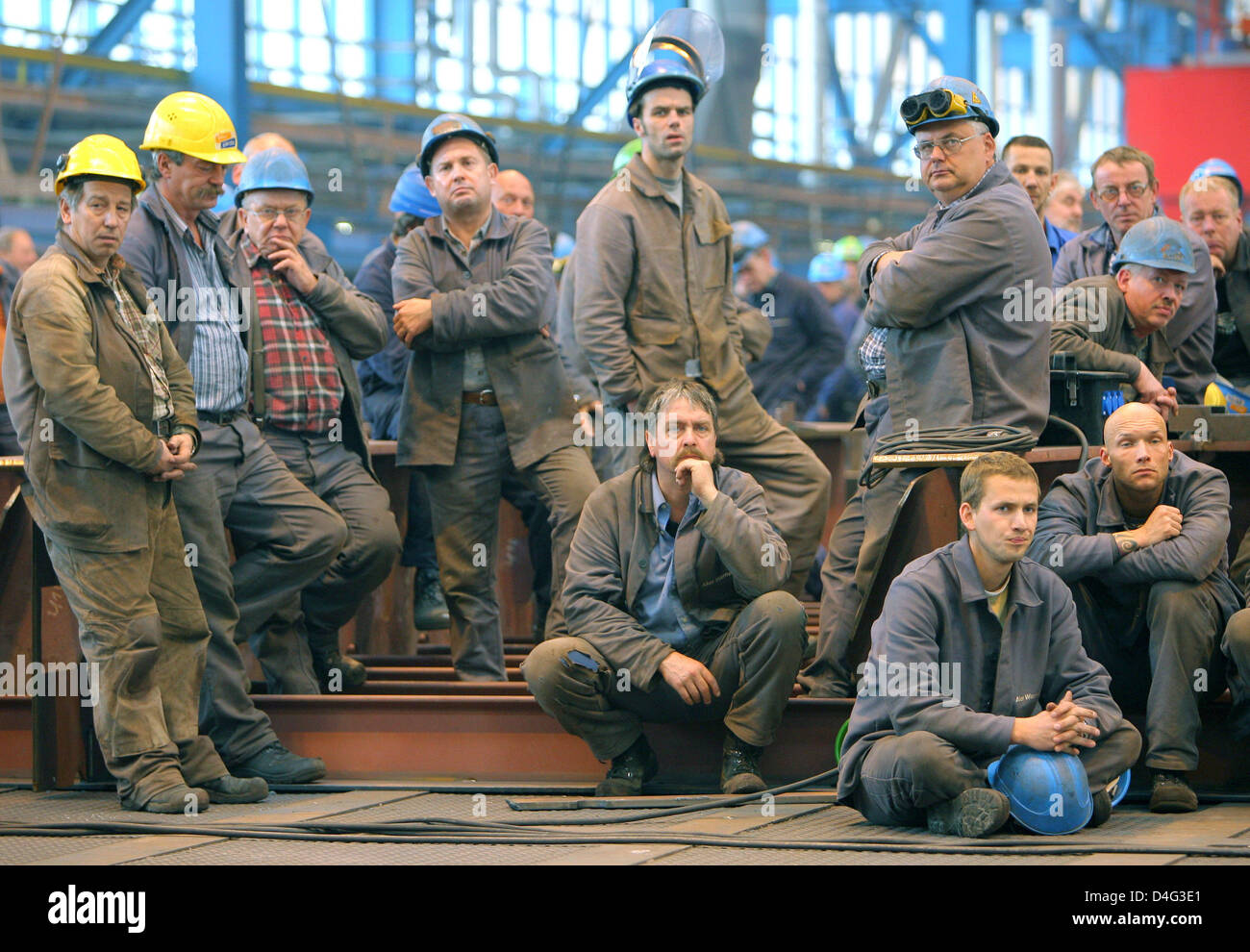 I lavoratori del cantiere di ascoltare la nuova gestione della riforma del gruppo di costruzione navale "Wadan Yards', ex cantiere navale "Aker Yards', la quale era basata in Warnemuende, Wismar e Nikolaev (Ucraina), durante una riunione del personale in Warnemuende vicino a Rostock, Germania, 22 settembre, 2008. Il manegement ha presentato la società del nuovo logo e nome, che deve effettuare il cambio di proprietà anche chiaro a Foto Stock