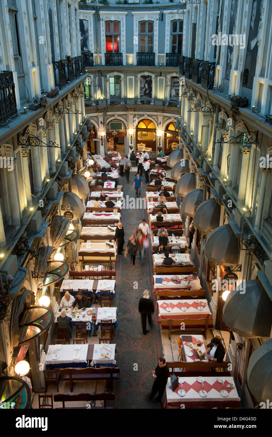 Türkei, Istanbul, Beyoglu, Ristoranti in der Blumenpassage (Cicek Pasaji) in der Istiklal Caddesi Foto Stock
