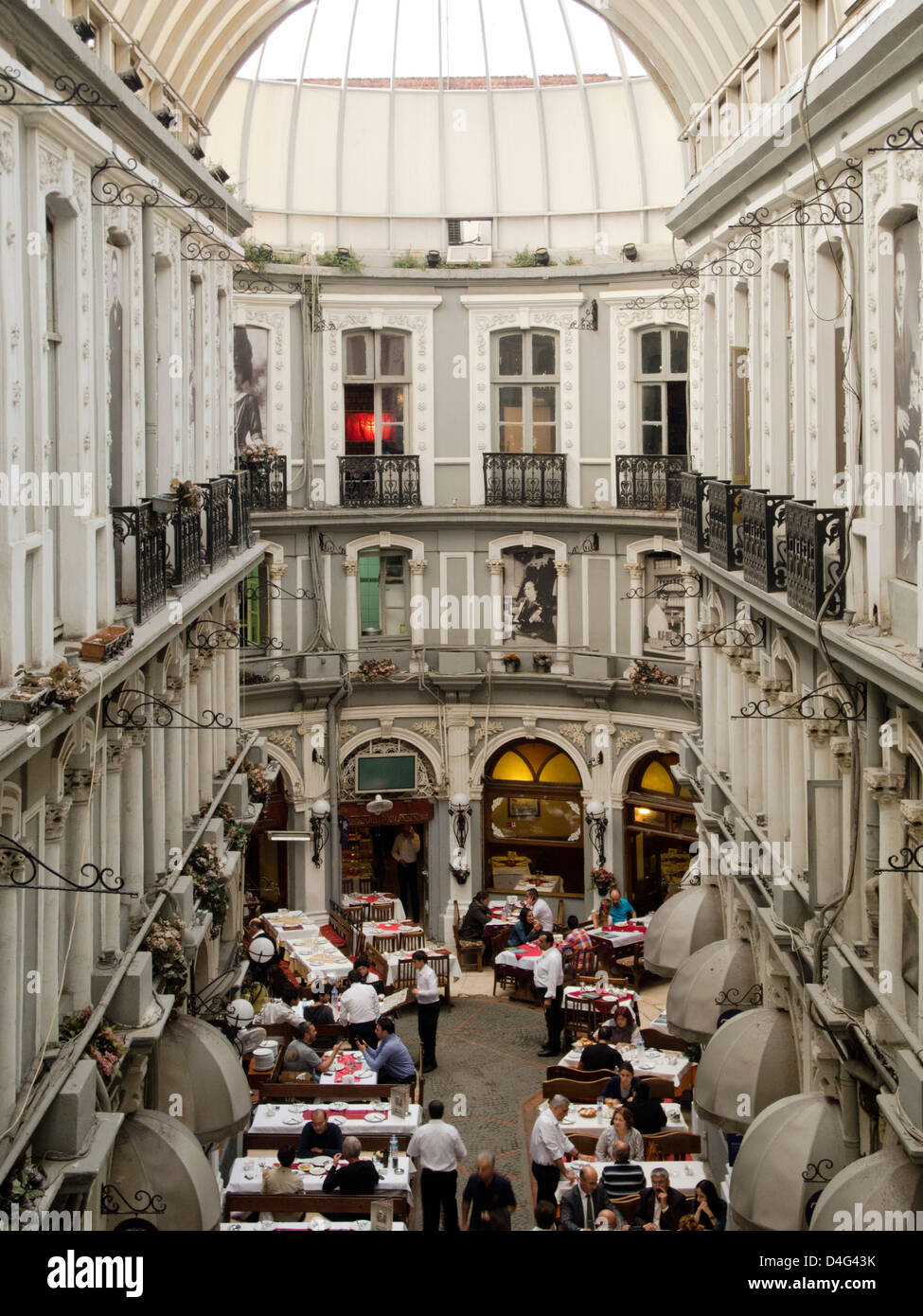 Türkei, Istanbul, Beyoglu, Ristoranti in der Blumenpassage (Cicek Pasaji) in der Istiklal Caddesi Foto Stock