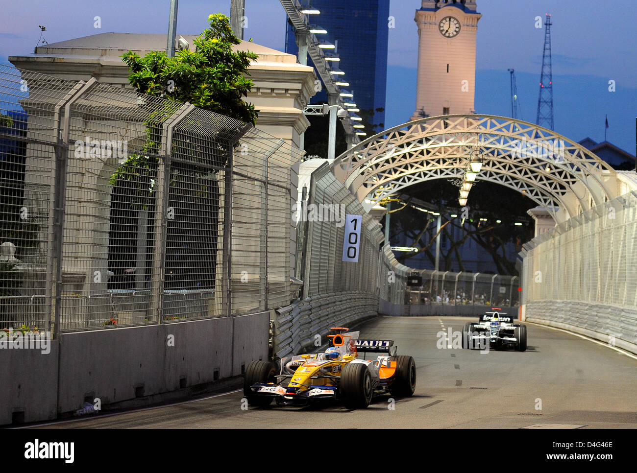 Spagnolo di Formula Uno Pilota Fernando Alonso della Renault F1 (anteriore) e tedesco pilota di Formula Uno Nico Rosberg (posteriore) del Williams-Toyota sterzare le loro vetture durante la prima sessione di prove libere sul circuito cittadino di Marina Bay a Singapore, Singapore, 26 settembre 2008. Singapore ospiterà la Formula Uno inaugurale della sera Grand Prix street race il 28 settembre 2008. Foto: Frank può Foto Stock