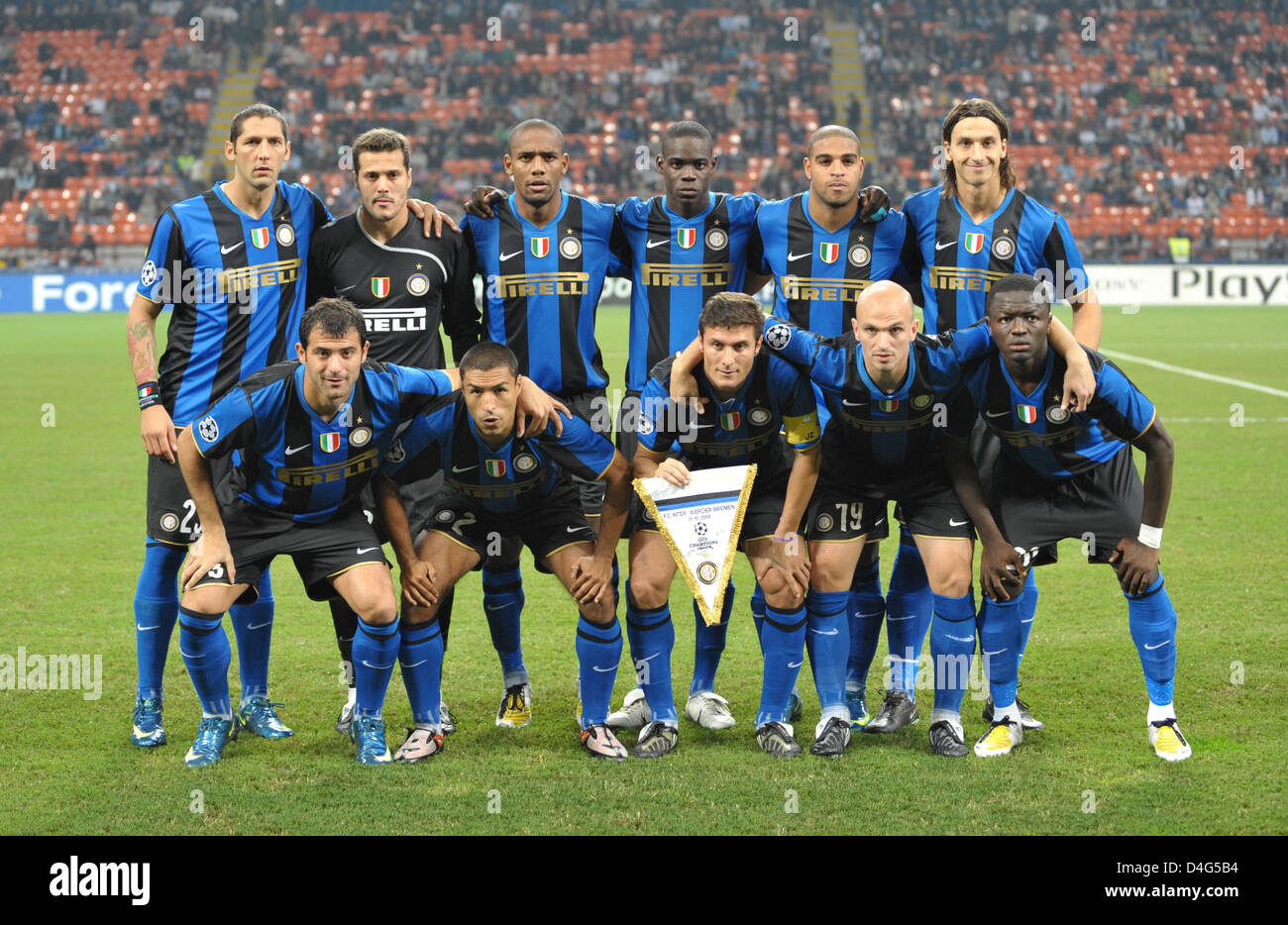 Inter la squadra di partenza (riga superiore L-R) Marco Materazzi, Julio Cesar, Maicon, Mario Balotelli, Adriano, Zlatan Ibrahimovic, (riga inferiore L-R) Dejan Stankovic, Ivan Cordoba, Javier Zanetti, Esteban Cambiasso e Sulley Ali Muntari pongono obbligatoria per la foto di gruppo prima della UEFA Champions League group B match Inter Milan v Werder Brema a Guiseppe Meazza di Milano, Italia, 01 Foto Stock