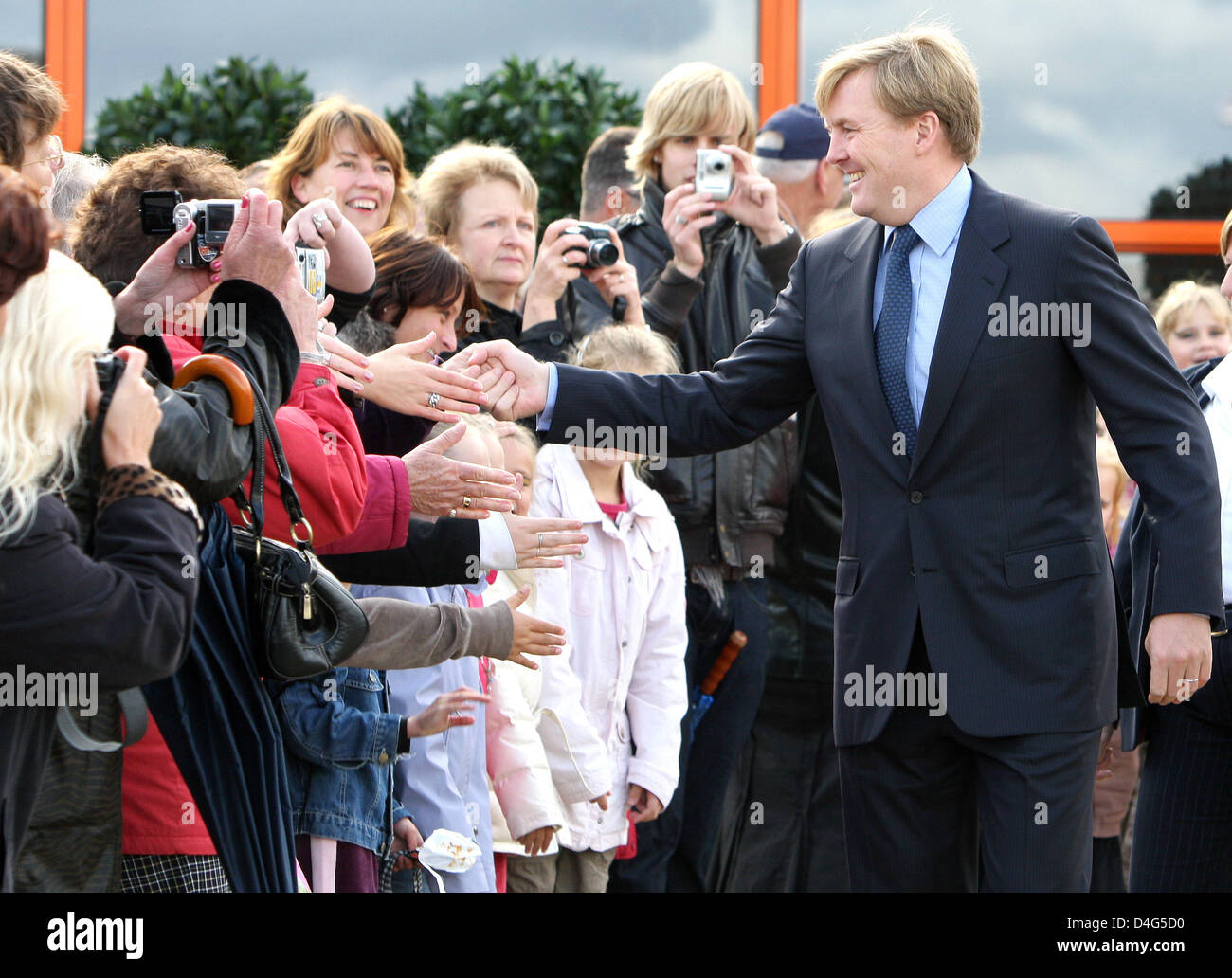 Principe Willem-Alexander dei Paesi Bassi (R) arriva per aprire un nuovo palazzetto polifunzionale in Hendrik-Ido-Ambacht, Paesi Bassi, 02 ottobre 2008. La sala sportiva è costruito in sotterraneo e sarà parte di un nuovo parco. La sala misura 28 da 48 metri e soddisfa la international sport standard del Comitato Olimpico Internazionale (CIO). Il principe, che è una mem Foto Stock