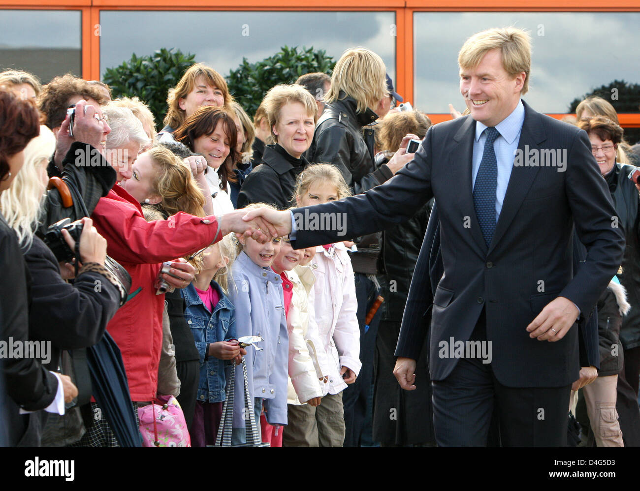 Principe Willem-Alexander dei Paesi Bassi (R) arriva per aprire un nuovo palazzetto polifunzionale in Hendrik-Ido-Ambacht, Paesi Bassi, 02 ottobre 2008. La sala sportiva è costruito in sotterraneo e sarà parte di un nuovo parco. La sala misura 28 da 48 metri e soddisfa la international sport standard del Comitato Olimpico Internazionale (CIO). Il principe, che è una mem Foto Stock