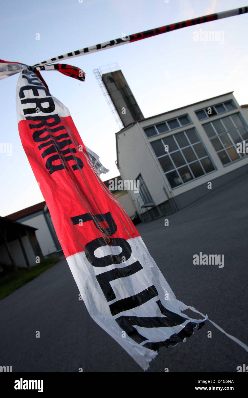 I locali di un caseificio fabbrica viene chiusa dalla polizia in Woringen, Germania, 04 luglio 2008. Il pubblico ufficio del Procuratore di Memmingen ricerca della società strutture nell'ambito del recente scandalo alimentare in Italia. Foto: Karl-Josef Hildenbrand Foto Stock