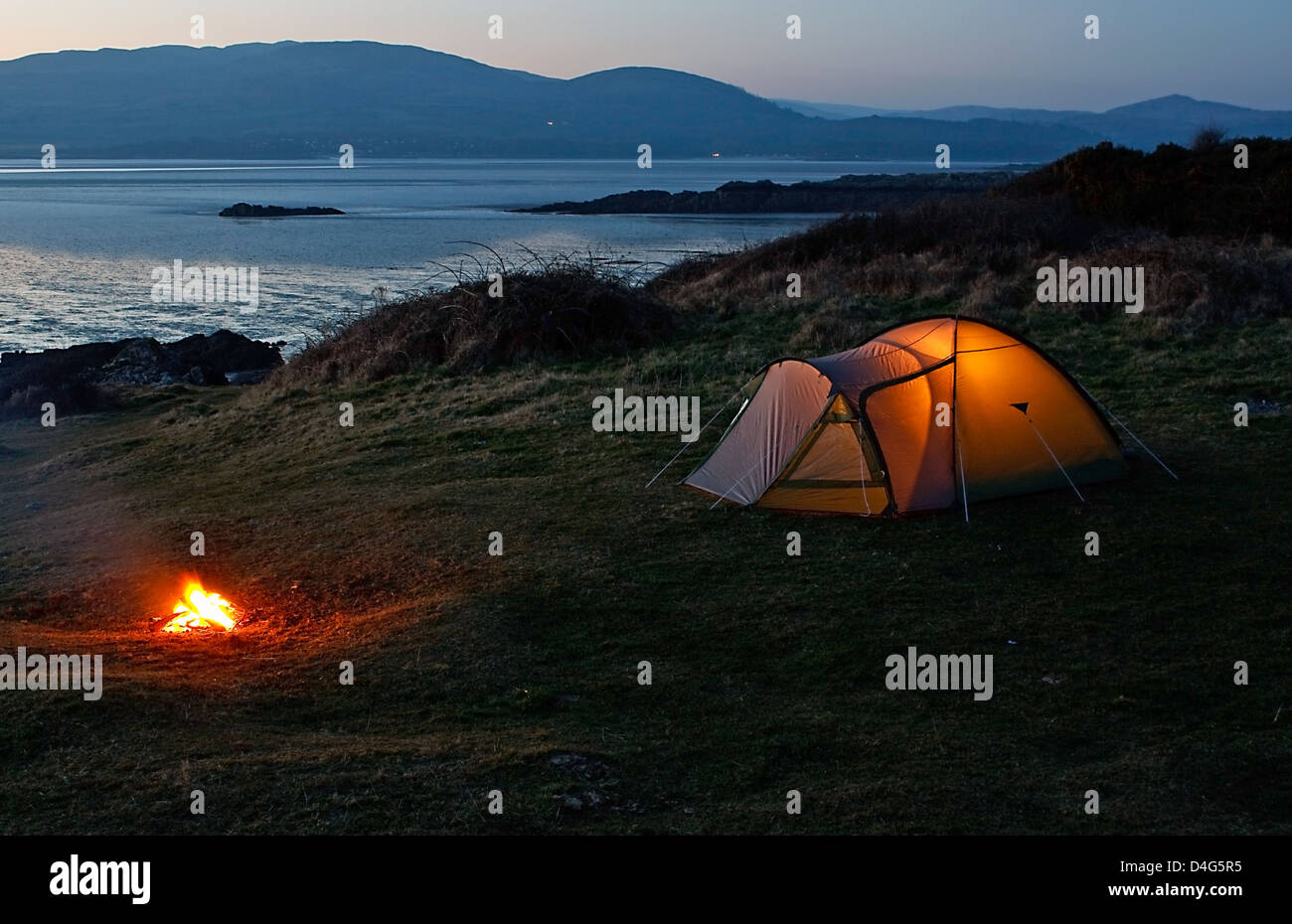 Piantò la tenda nylon eretto per vacanza in campeggio vicino alla spiaggia e la costa Foto Stock