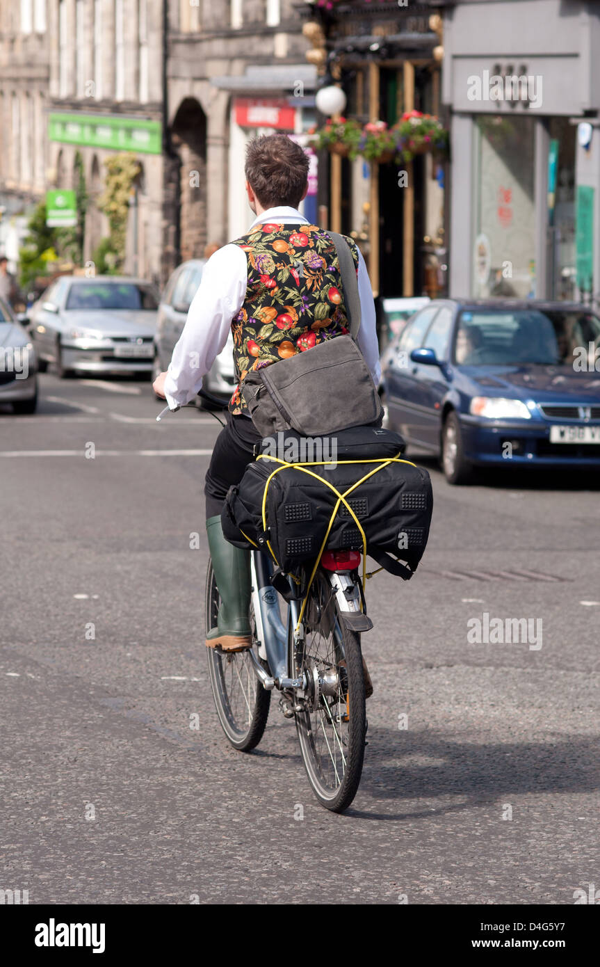 Uomo su una bicicletta in Edinburgh City Foto Stock