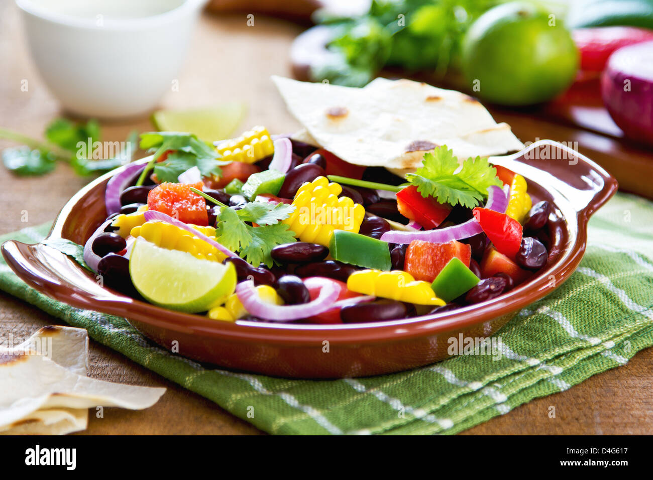 Fagiolo con il mais dolce,pepper salad con tortilla Foto Stock