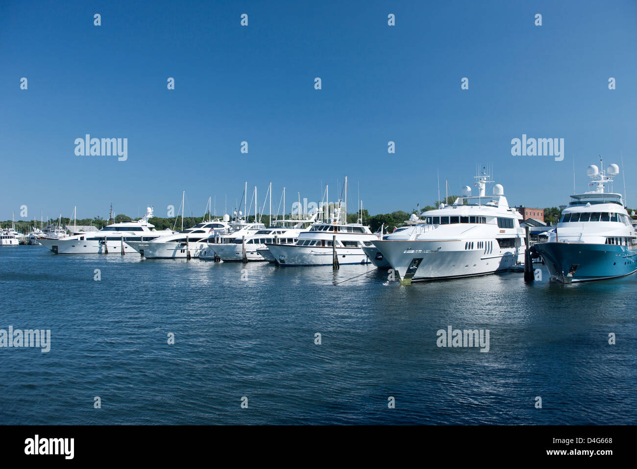Fila di motor yacht sag harbor MARINA LONG ISLAND NELLO STATO DI NEW YORK STATI UNITI D'AMERICA Foto Stock