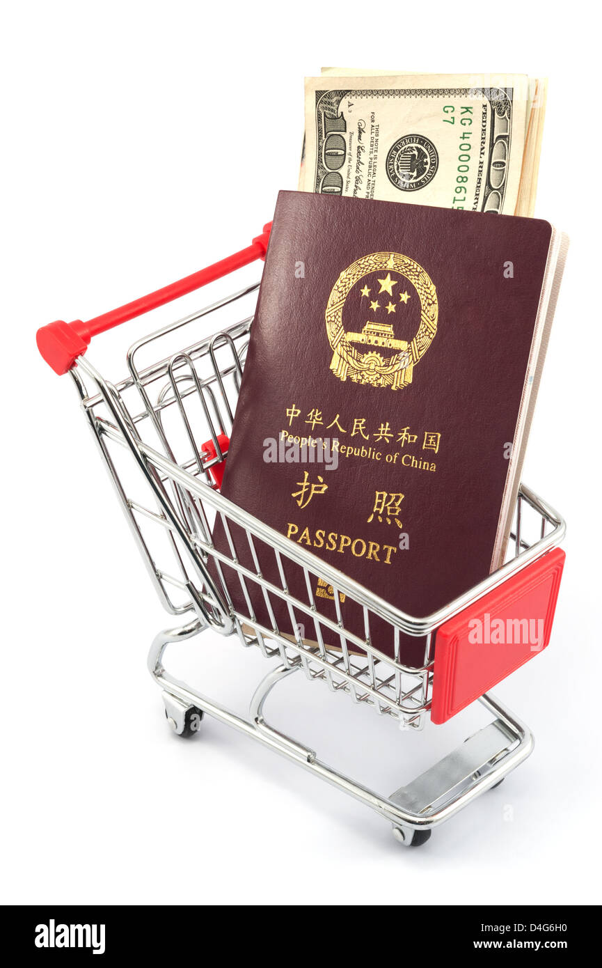Carrello spesa cinese con passaporto e di dollari su sfondo bianco Foto Stock