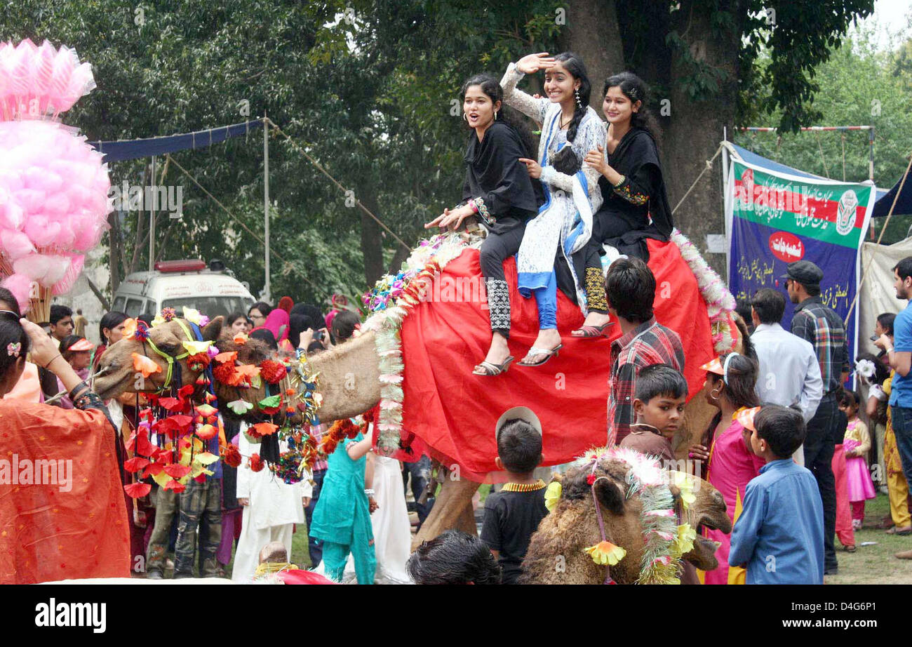 Ragazze godendo di corsa in cammello durante Gypsy Festival tenutosi a bambini al complesso di Lahore Mercoledì, 13 marzo 2013. Foto Stock