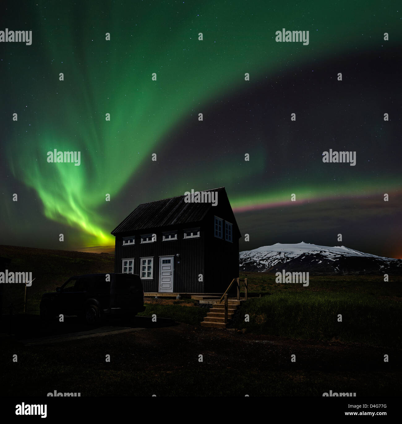 Aurora Boreale luci del nord su guest house, Hellnar, Snaefellsnes Peninsula, Islanda Foto Stock