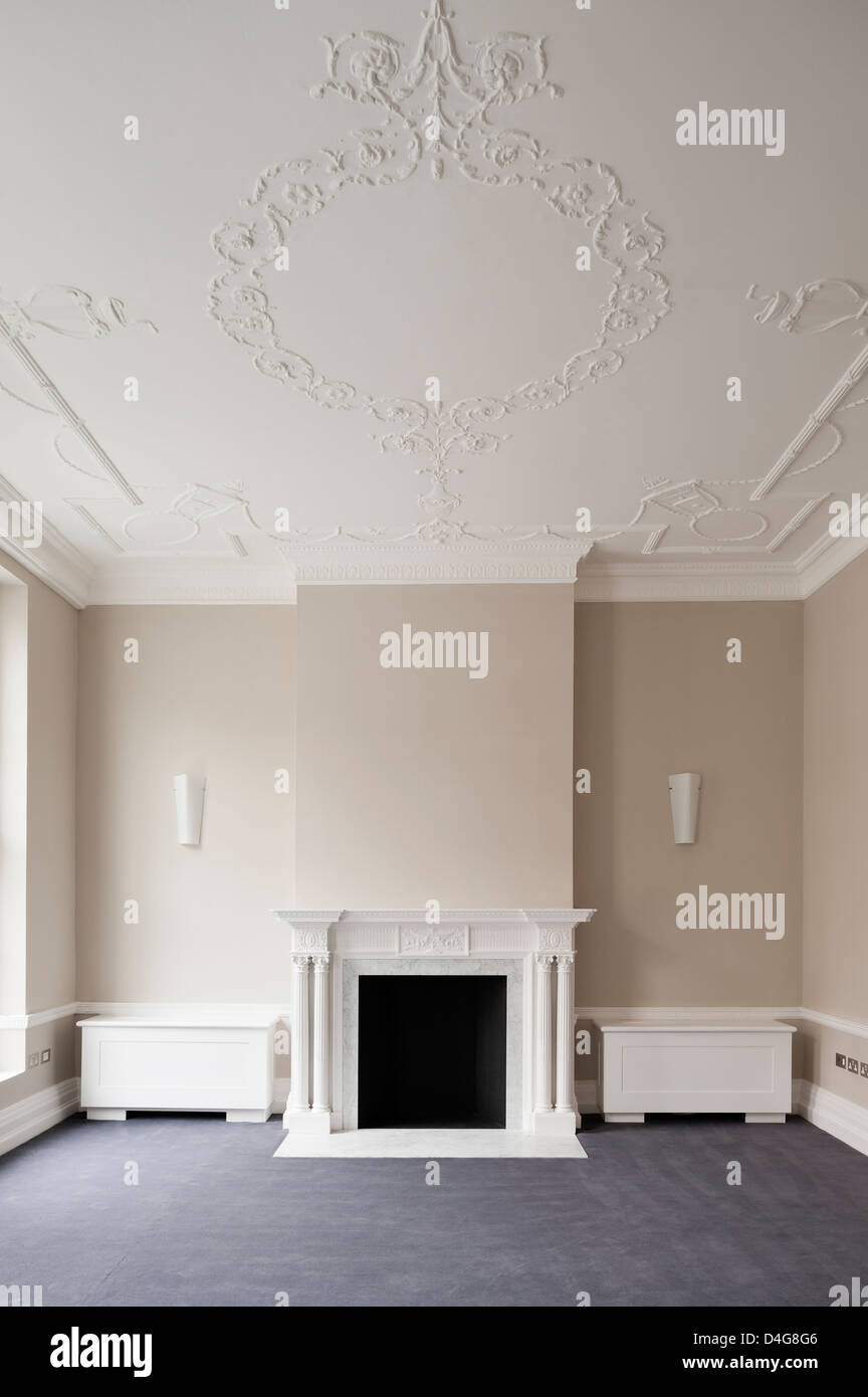 Stanza vuota con rose soffitto in stucco e camino Foto Stock