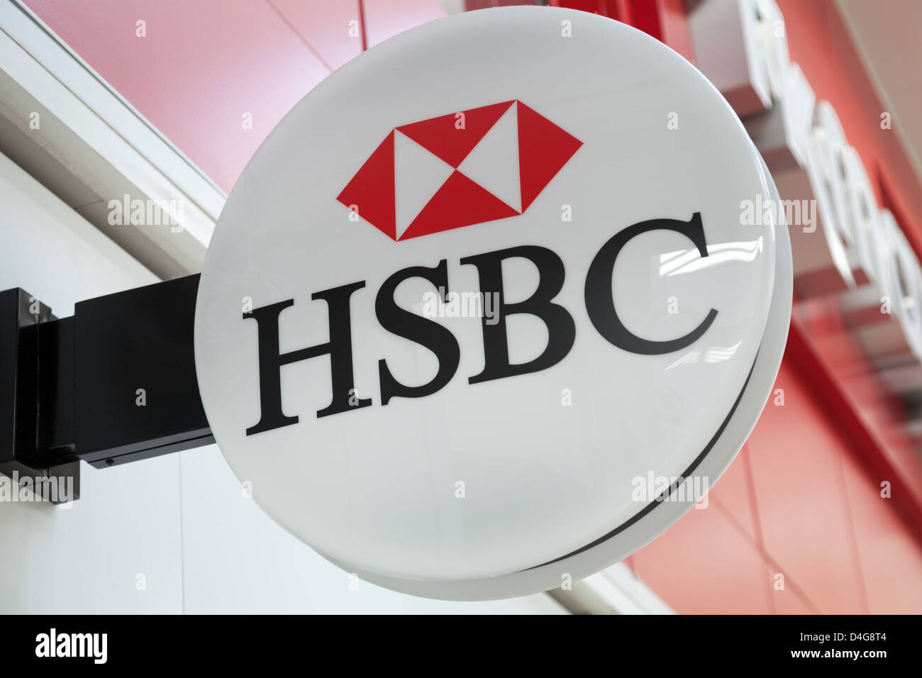 Una vista generale del logo al di fuori di una sede HSBC (Hong Kong Shanghai Banking Corporation) ramo a Basingstoke, Hampshire. Foto Stock