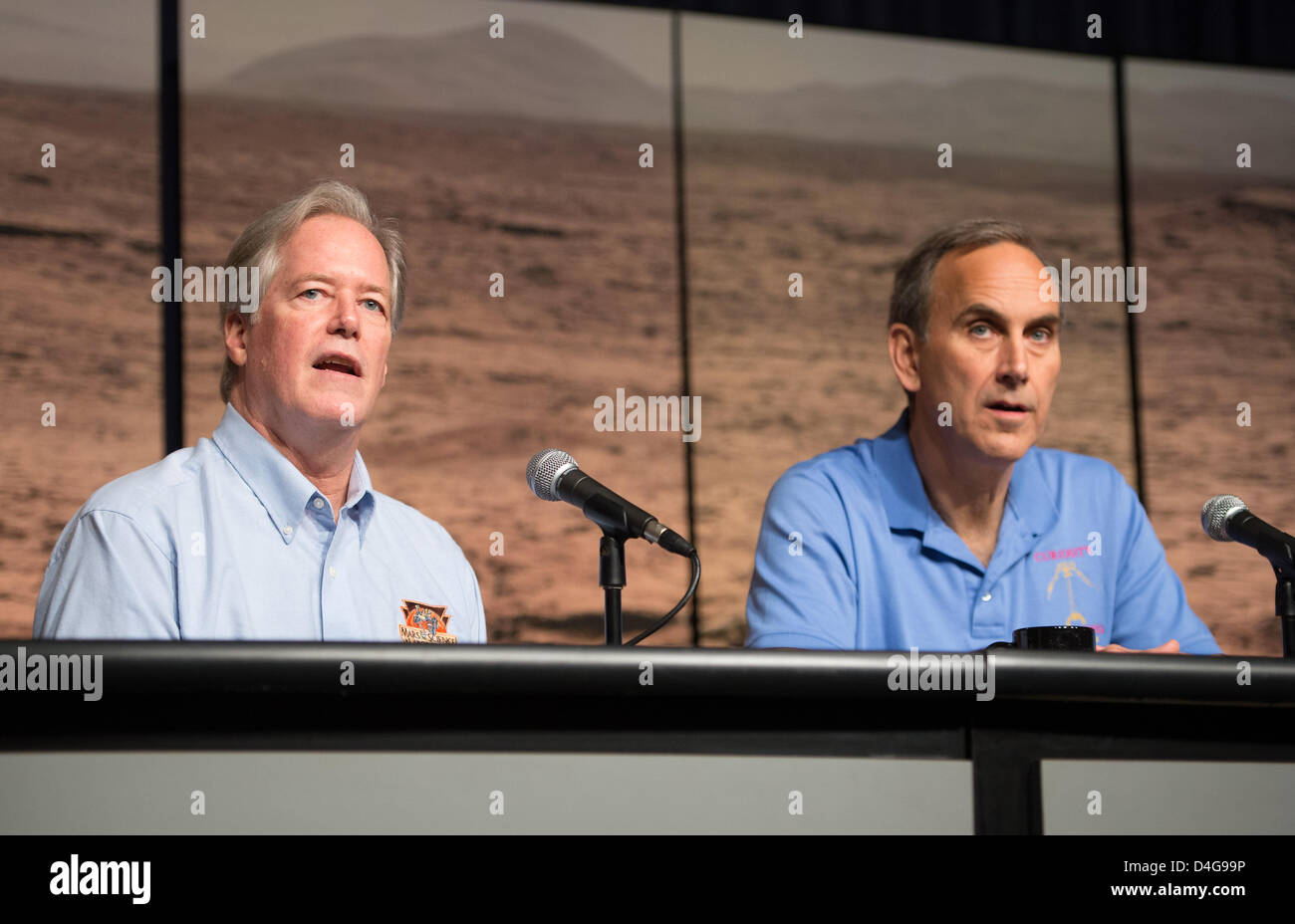 La NASA il programma di esplorazione di Marte scienziato di piombo Michael Meyer (sinistra) e curiosità project scientist John Grotzinger durante una conferenza stampa di presentazione di risultati della curiosità rover della analisi del primo campione di polvere di roccia raccolti su Marte Marzo 12, 2013 a Washington, DC. Il campione di roccia raccolti mostra antica Marte avrebbe potuto vivere supportati i microbi. Foto Stock