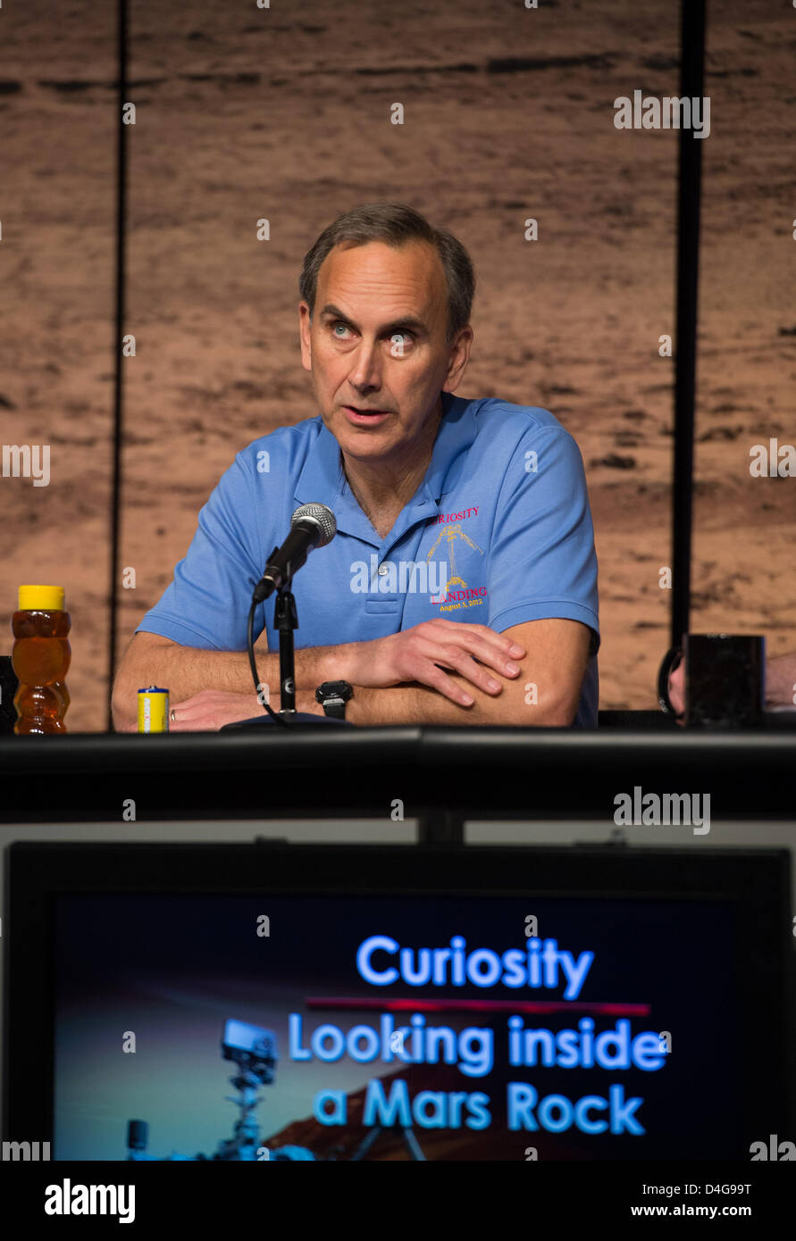 La NASA Curiosità project scientist John Grotzinger dell'Istituto di Tecnologia della California risponde a una domanda nel corso di una conferenza stampa in cui risultanze della curiosità rover della analisi del primo campione di polvere di roccia raccolti su Marte sono stati presentati il 12 marzo 2013 a Washington, DC. Il campione di roccia raccolti mostra antica Marte avrebbe potuto vivere supportati i microbi. Foto Stock