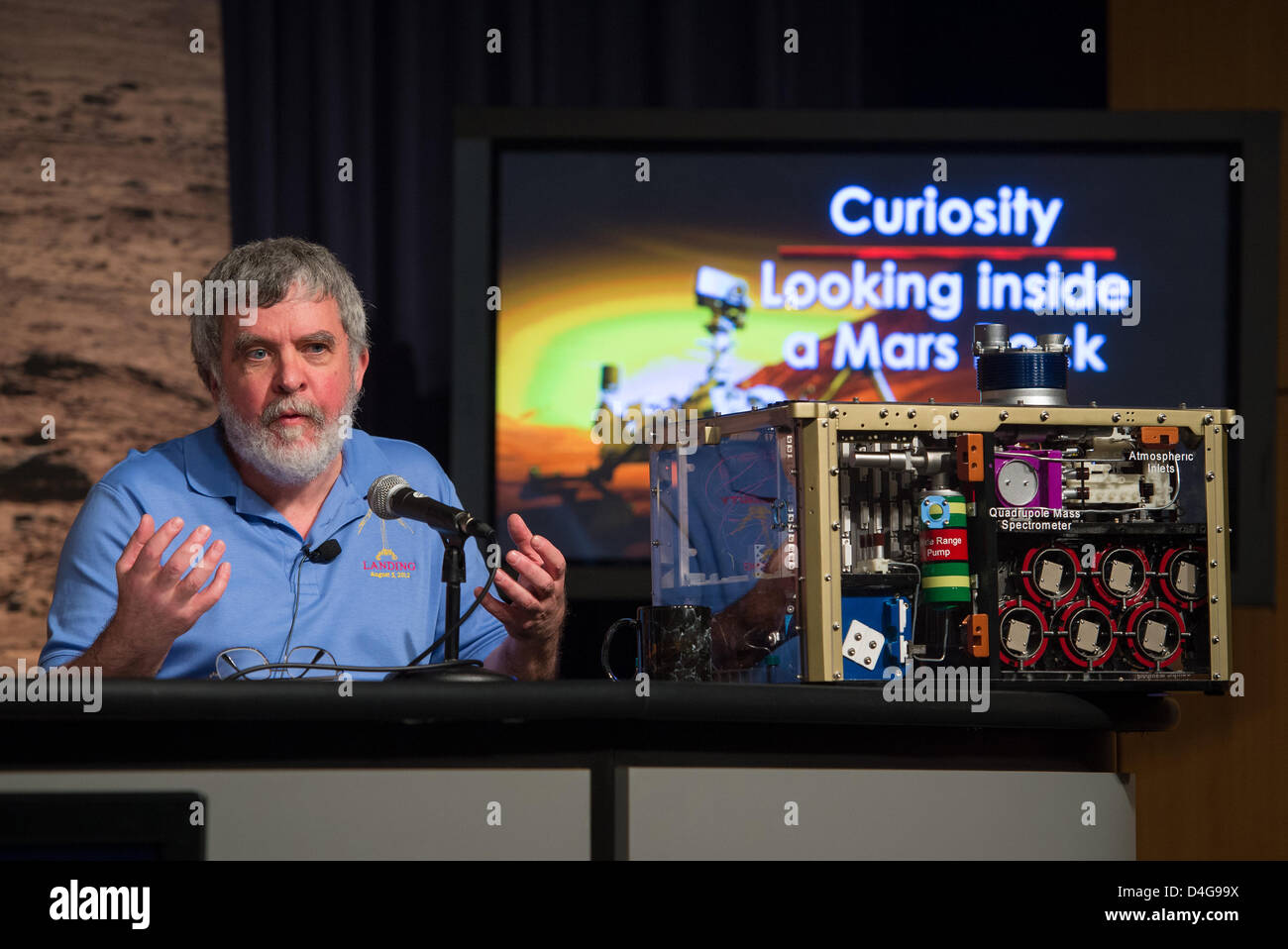 La NASA principal investigator per curiosità di analisi del campione Paolo Mahaffy della NASA Goddard Space Flight Center nel Maryland risponde a una domanda nel corso di una conferenza stampa in cui risultanze della curiosità rover della analisi del primo campione di polvere di roccia raccolti su Marte sono stati presentati il 12 marzo 2013 a Washington, DC. Il campione di roccia raccolti mostra antica Marte avrebbe potuto vivere supportati i microbi. Foto Stock
