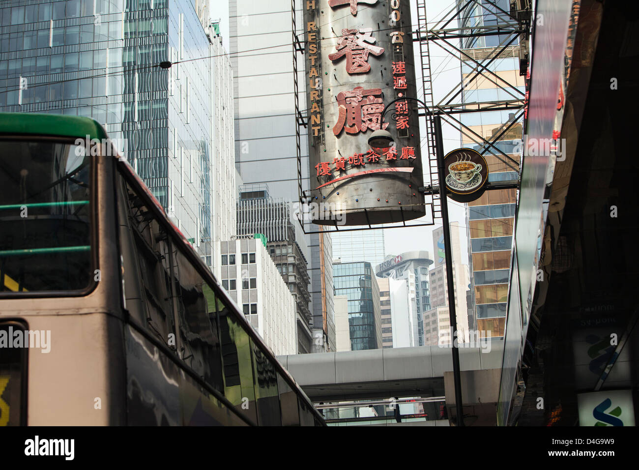 Edifici moderni e un ristorante sign in Hong Kong. Foto Stock