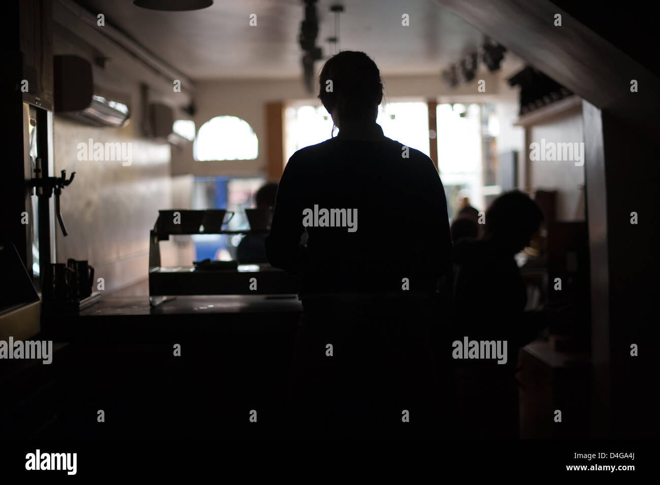 Londra, Regno Unito. Marzo 13. Un taglio di potenza hits Covent Garden. Un barista rende caffè filtro al buio a Monmouth Cafe, Monmouth Street, utilizzando acqua calda a sinistra in un'urna dopo una interruzione dell'alimentazione nel West End di Londra reso le macchine per il caffè espresso inutili. Regno Unito le reti di potere, l'organismo responsabile per la londinese di infrastrutture elettriche, detta la causa dell'interruzione dell'alimentazione è stato creduto per essere un guasto ad un cavo interrato. Credito: David Firn/Alamy Live News Foto Stock