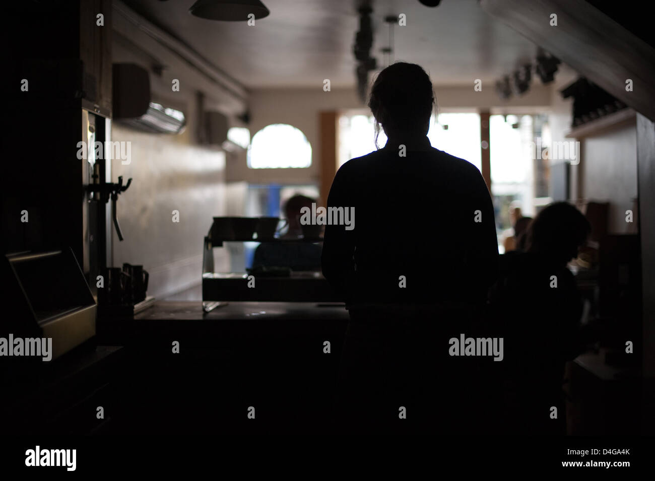 Londra, Regno Unito. Marzo 13. Un taglio di potenza hits Covent Garden. Un barista rende caffè filtro al buio a Monmouth Cafe, Monmouth Street, utilizzando acqua calda a sinistra in un'urna dopo una interruzione dell'alimentazione nel West End di Londra reso le macchine per il caffè espresso inutili. Regno Unito le reti di potere, l'organismo responsabile per la londinese di infrastrutture elettriche, detta la causa dell'interruzione dell'alimentazione è stato creduto per essere un guasto ad un cavo interrato. Credito: David Firn/Alamy Live News Foto Stock