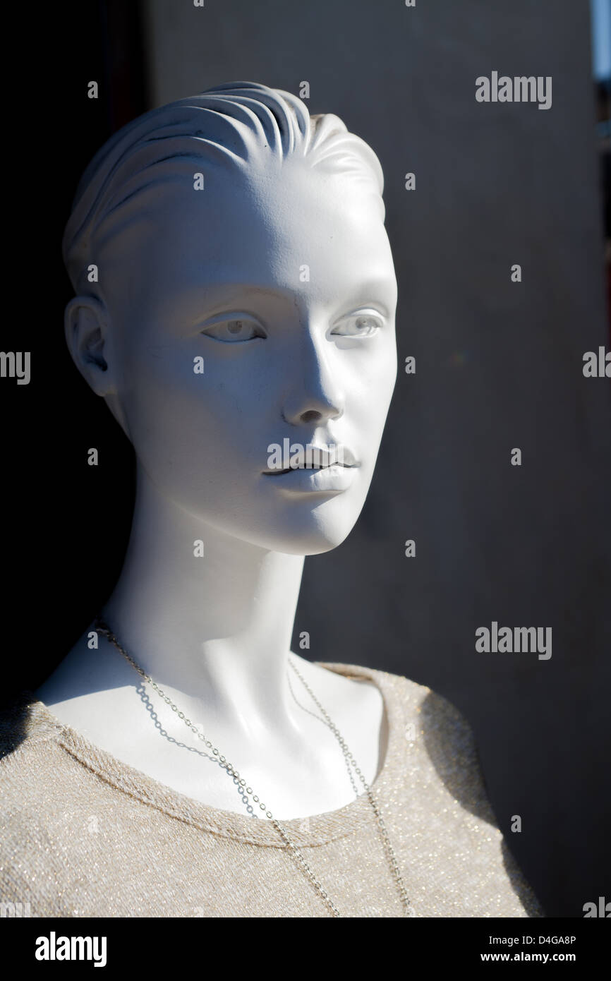 Manequin bianco che indossa un maglione e collana Foto Stock