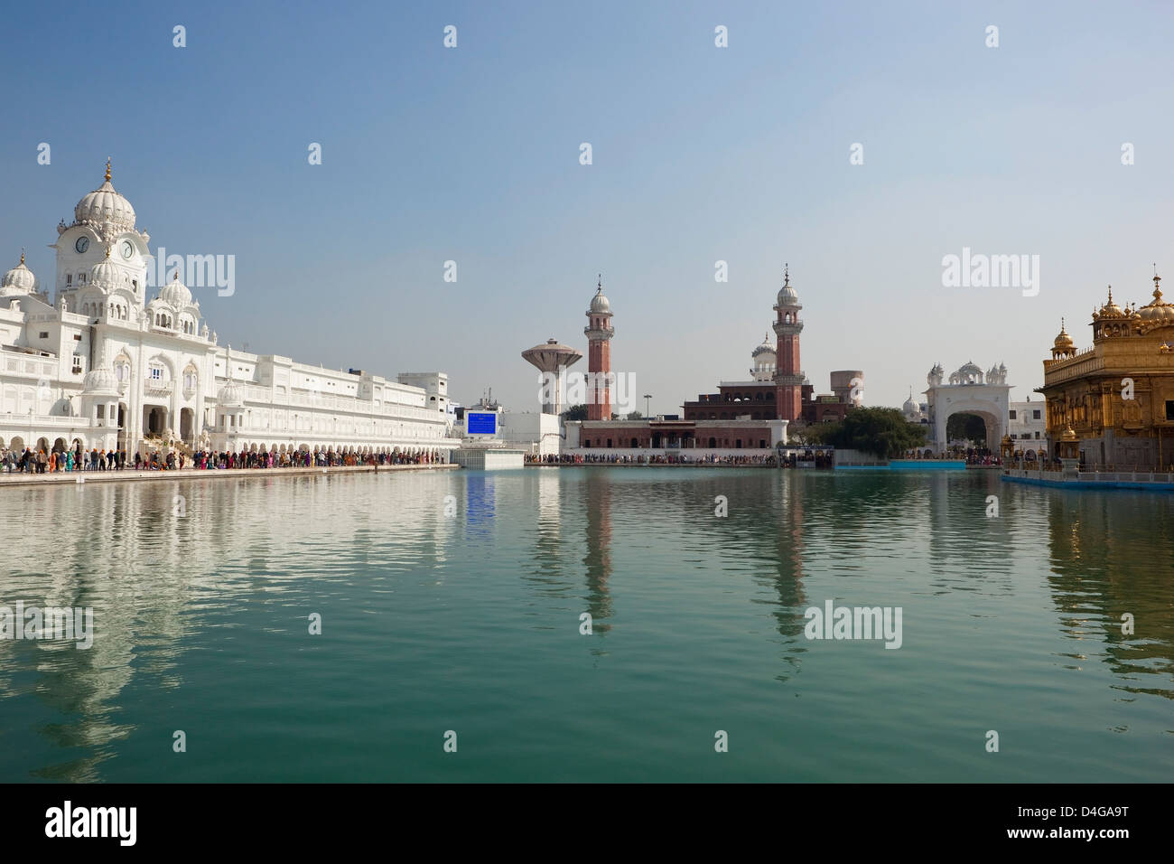 Il Santo Piscina ad Amritsar Punjab India con marmo bianco edifici e quella interna del tempio d'oro sotto un cielo blu Foto Stock Il Santo Piscina ad Amritsar Punjab India con marmo bianco edifici e quella interna del tempio d'oro sotto un cielo blu Foto Stock
