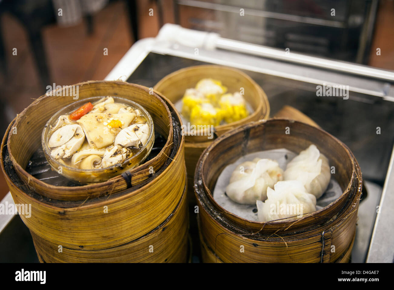 La cottura a vapore Dim Sum in un ristorante di Hong Kong, Cina. Foto Stock
