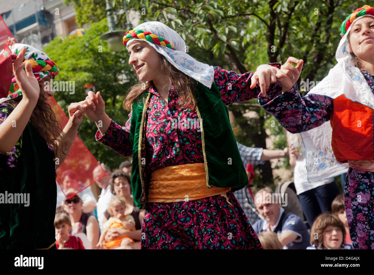 Berlino, Germania, donne curde in abito tradizionale presso il Carnevale delle culture Foto Stock