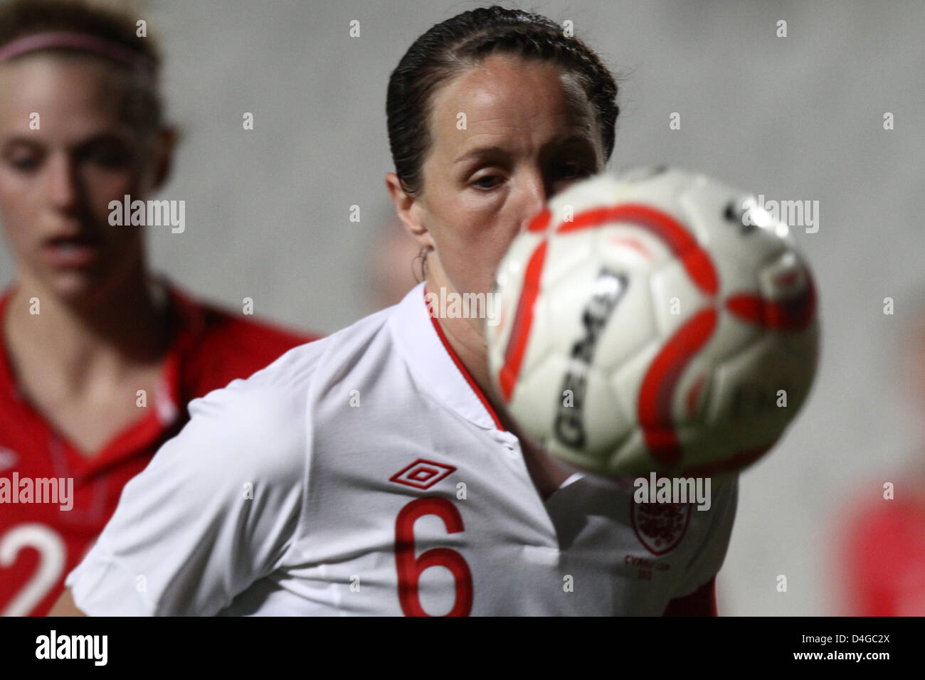 Cipro,NICOSIA-MARZO 9:Casey Stoney di Inghilterra durante il gioco tra Inghilterra e Canada per la finale di Cipro Football Womens Cup a Nicosia il marzo 13,2013 Foto Stock