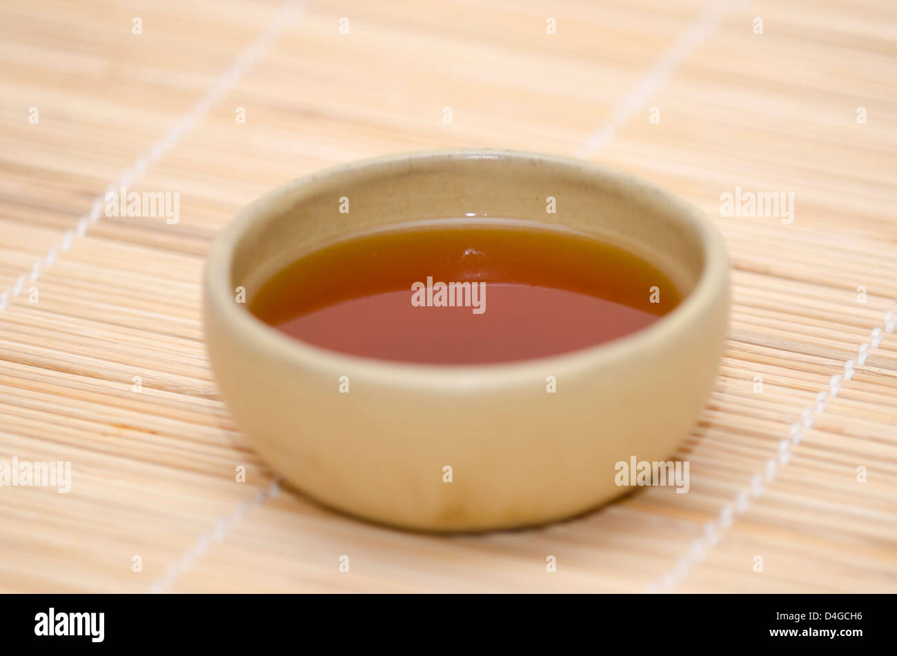 Vaso in ceramica con Indian Black Tea sul bastone di legno sfondo Foto Stock