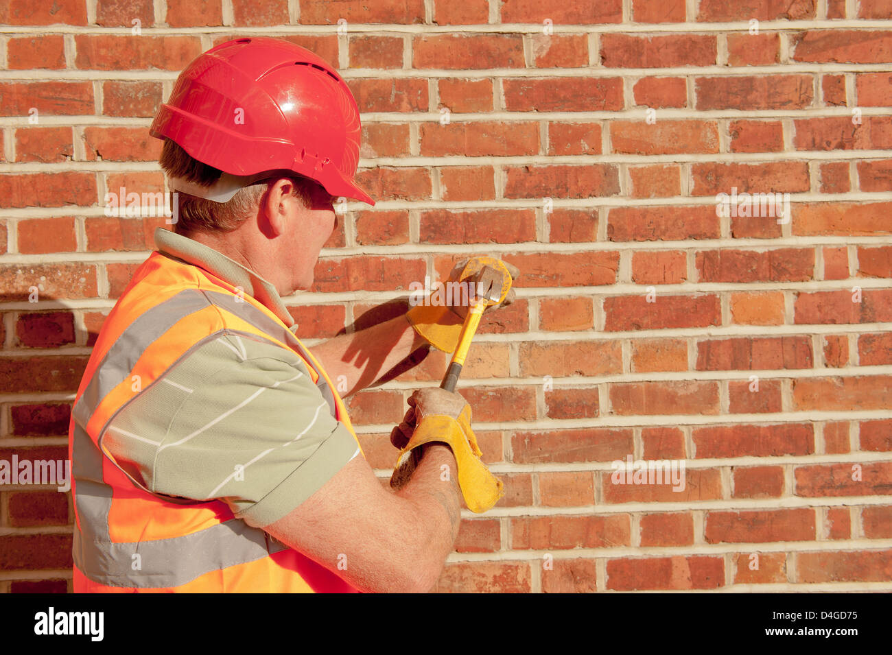 Workman la riparazione della parete esterna di un edificio. Foto Stock