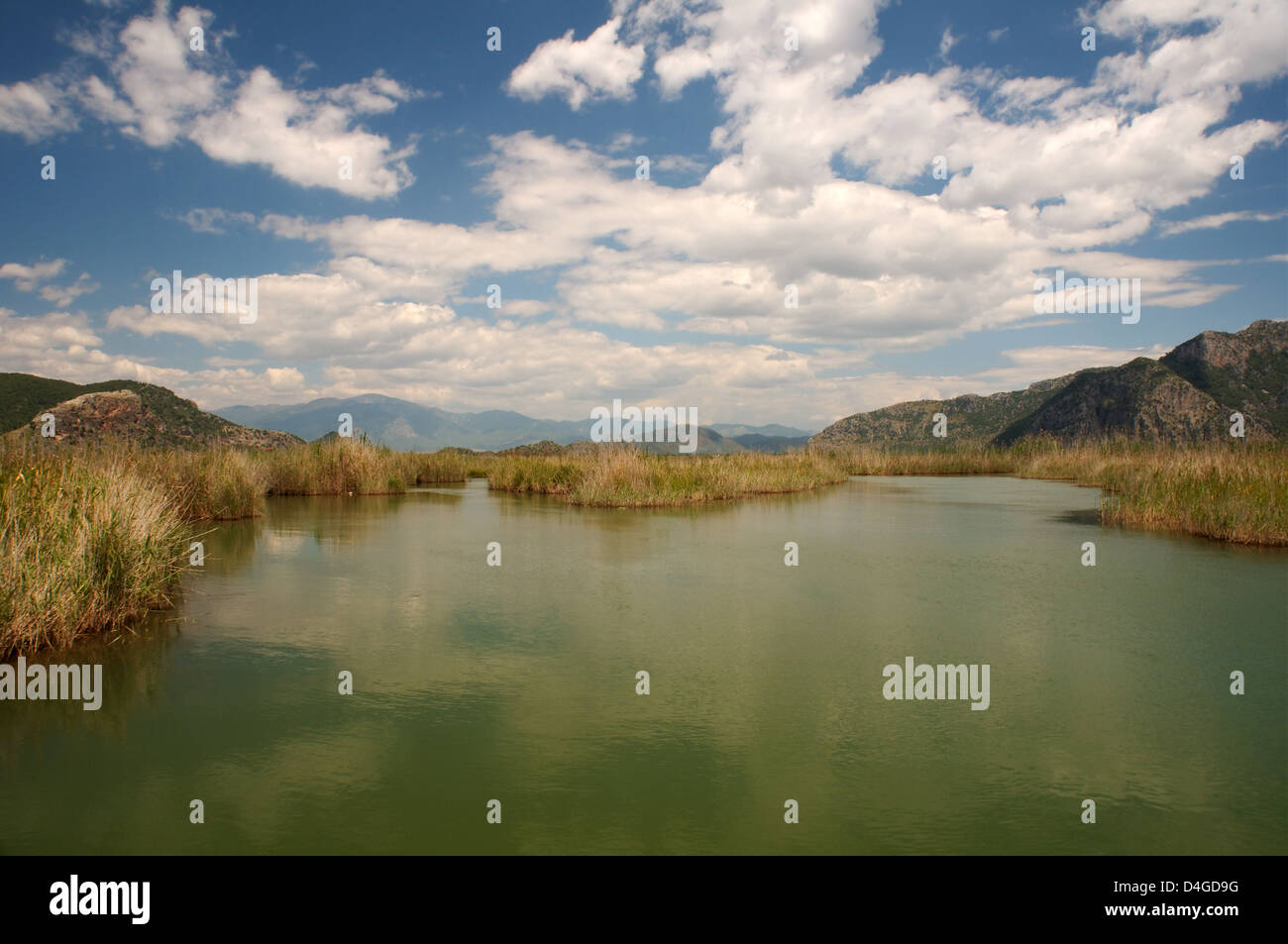 Dalyan fiume nella parte anteriore della roccia tombe di Caunos o Kaunos vicino a Marmaris, Costa Turca dell'Egeo, Turchia, Asia Foto Stock