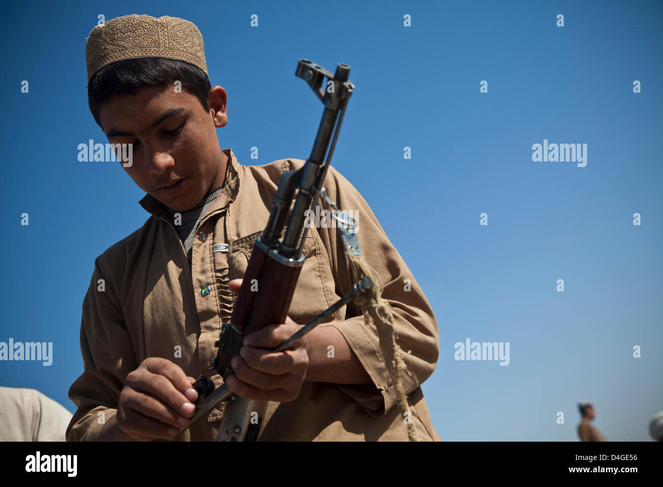 Afghan Polizia Locale reclute ricevere addestramento alle armi dalla Polizia nazionale afgana con sicurezza da esercito nazionale afghano delle forze speciali Marzo 13, 2013 nella provincia di Helmand, Afghanistan. Afghan Polizia locale sono una parte importante della counterinsurgency sforzo in zone remote del paese. Foto Stock