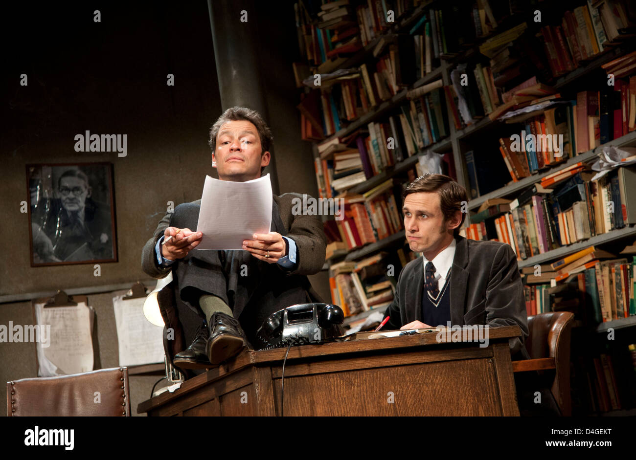 l-r: Dominic West (ben Butley), Martin Hutson (Joseph Keyston) a BUTLEY di Simon Gray al Duchess Theatre, Londra nel 2011 design: Peter McKintosh illuminazione: Howard Harrison regista: Lindsay Posser Foto Stock