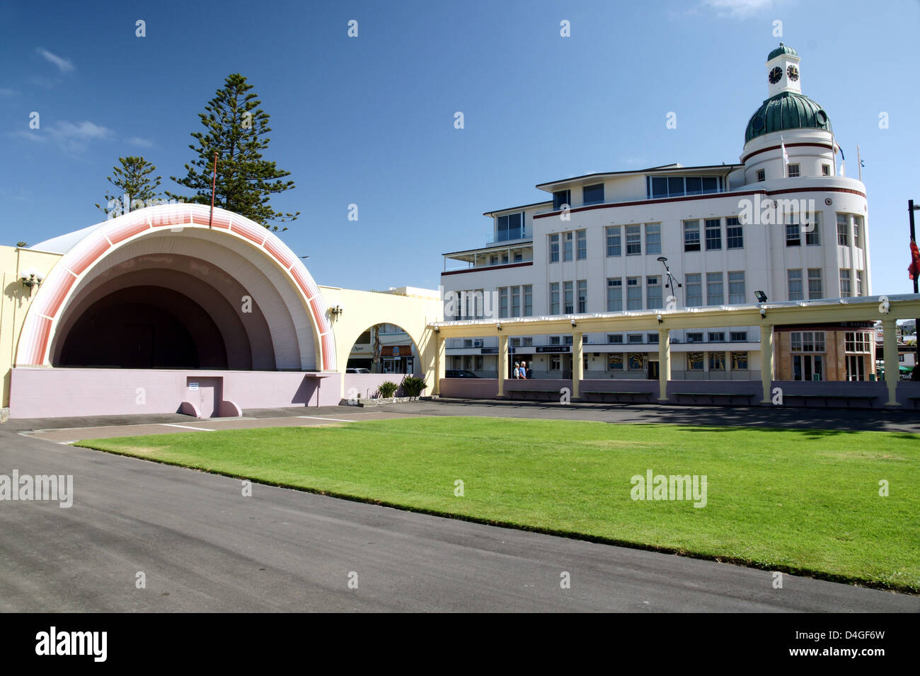 Viste lungo Marine Parade Napier, Nuova Zelanda che mostra la Soundshell e la cupola Foto Stock