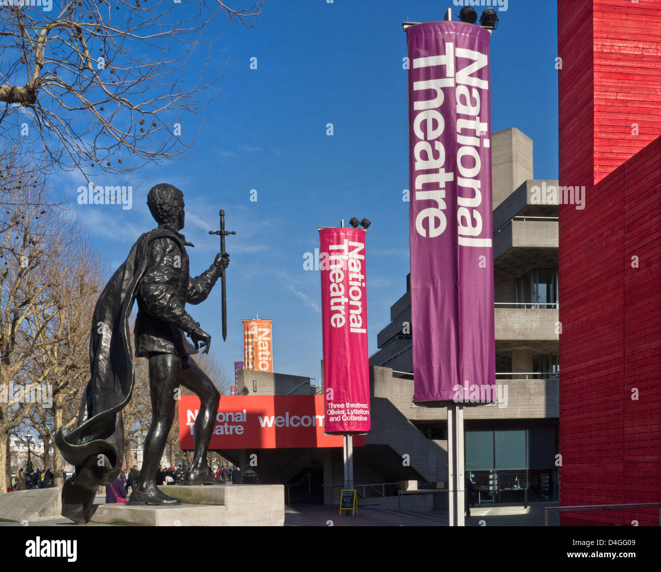 Il Teatro Nazionale e la statua in bronzo del Signore Laurence Olivier nella primavera del South Bank Fiume Tamigi London REGNO UNITO Foto Stock