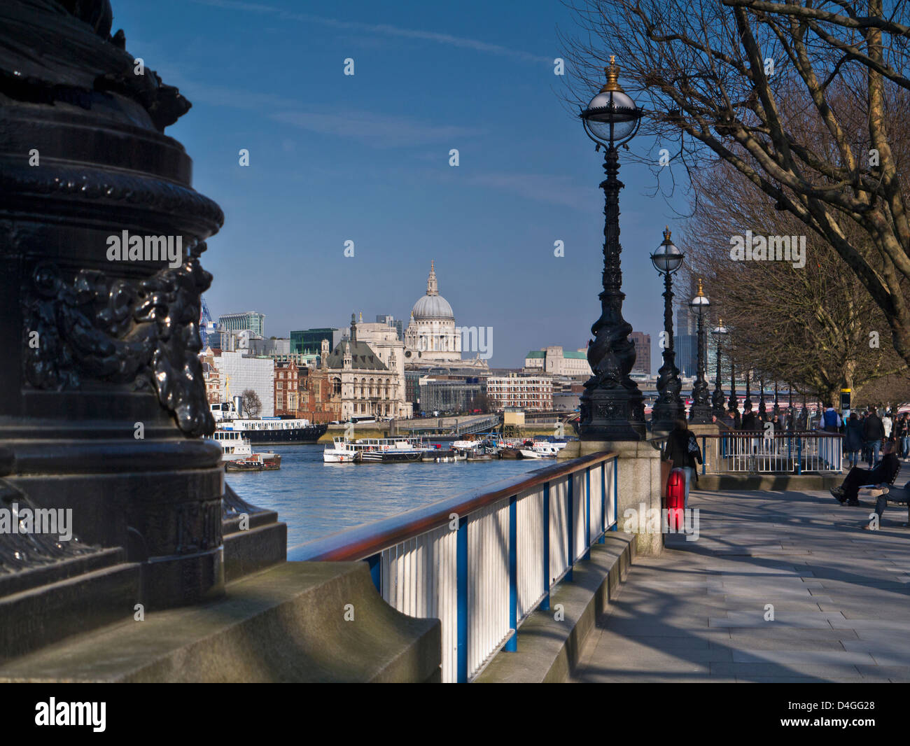 La regina a piedi South Bank in primavera con il fiume Tamigi la Cattedrale di St Paul e la City of London REGNO UNITO Foto Stock