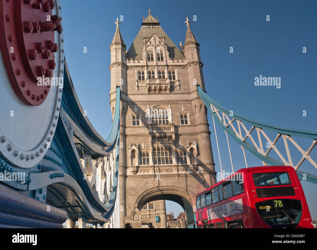 Il Tower Bridge di Londra e il tradizionale bus rosso Southwark London REGNO UNITO Foto Stock