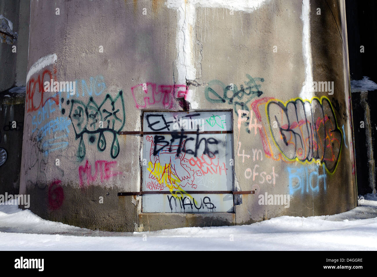 Graffiti su un abbandonato elevatore granella in Montreal, provincia del Québec in Canada. Foto Stock