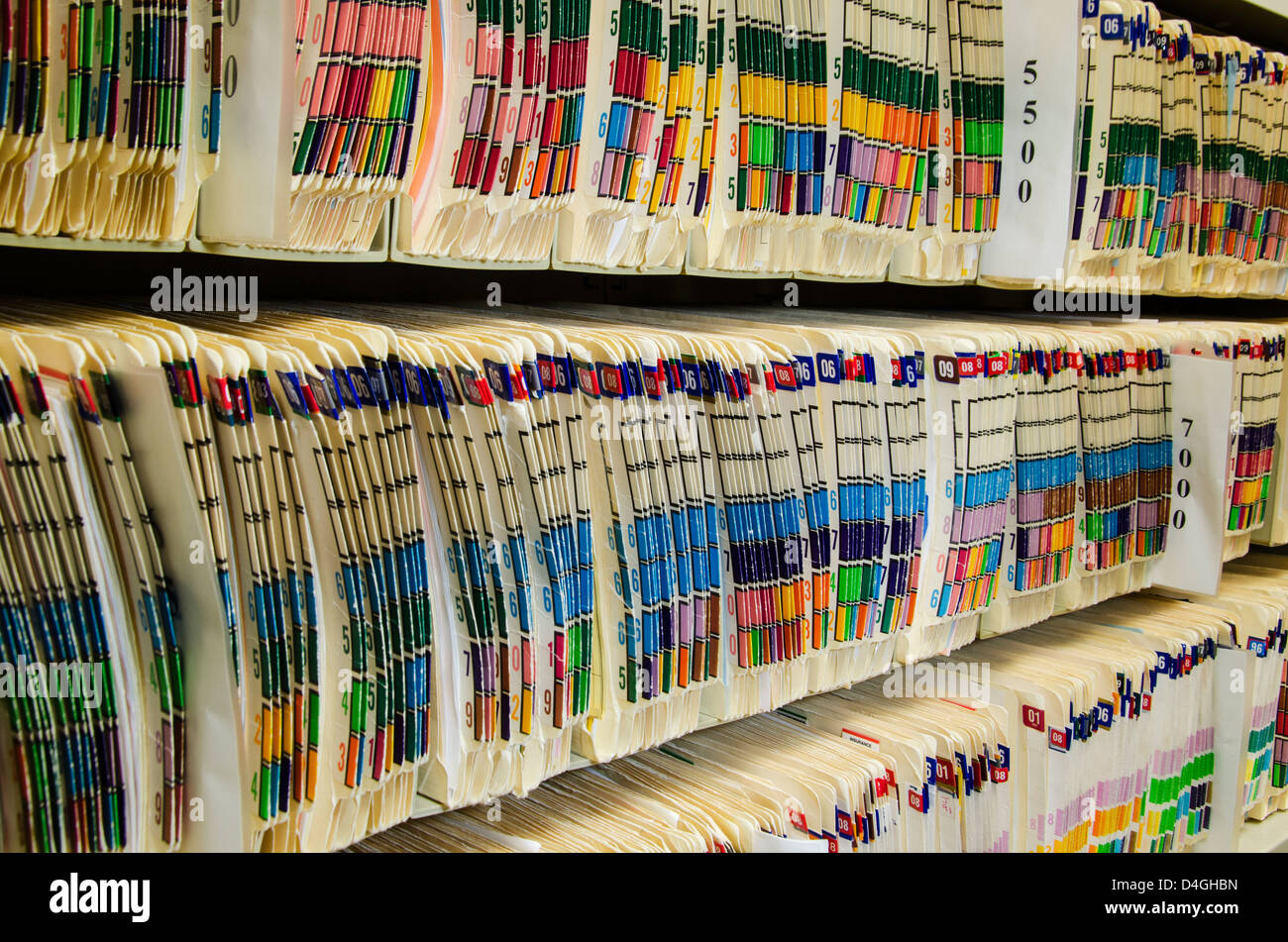 Scaffali ricolmi di marcato in maniera colorata archivi medici Foto Stock