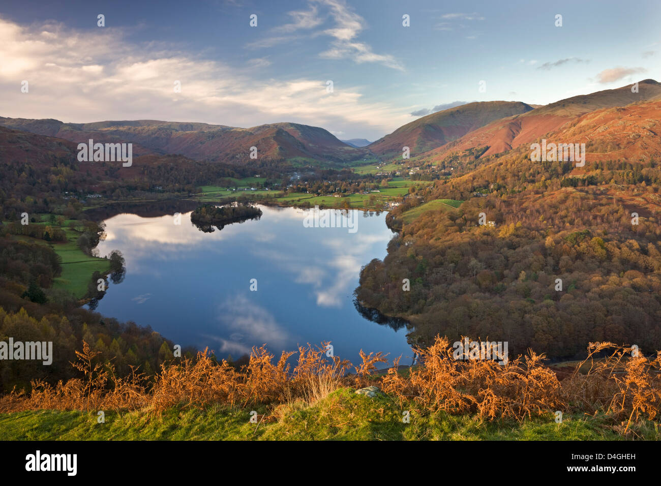 Vista verso il basso verso il lago di Grasmere da Loughrigg cadde, Lake District, Cumbria. In autunno (Novembre) 2009 Foto Stock