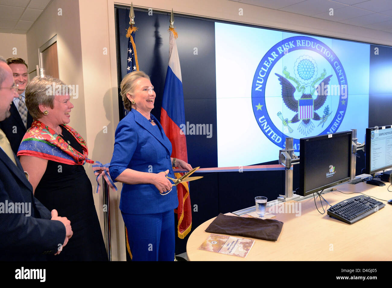 Il Segretario Clinton rilascia commenti alla cerimonia del taglio del nastro per il nuovo Centro di riduzione del rischio nucleare modernizzato del Dipartimento di Stato Foto Stock