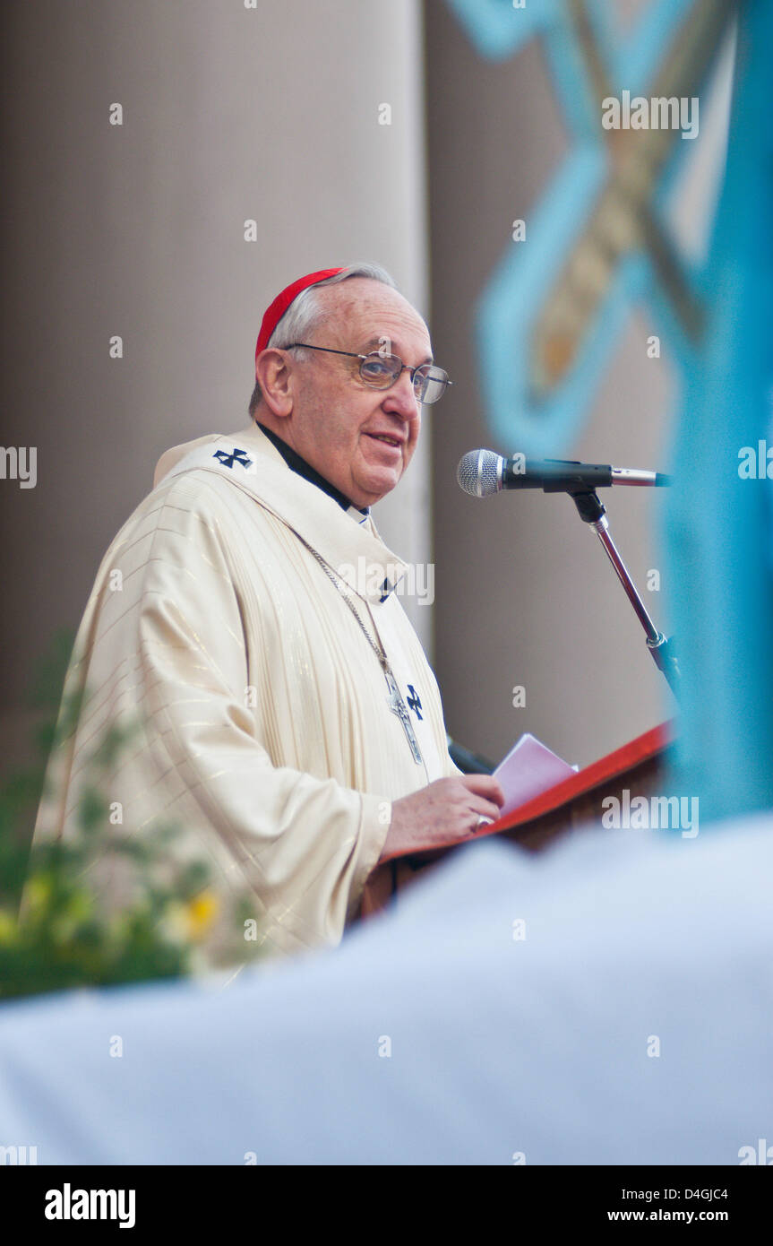 Giugno 9, 2012 - Buenos Aires, Buenos Aires, Argentina - Mons Jorge Bergoglio conducendo la festa di Chorpus Christi di fronte a Buenos Aires la Cattedrale di credito (Immagine: © Patricio Murphy/ZUMAPRESS.com) Foto Stock