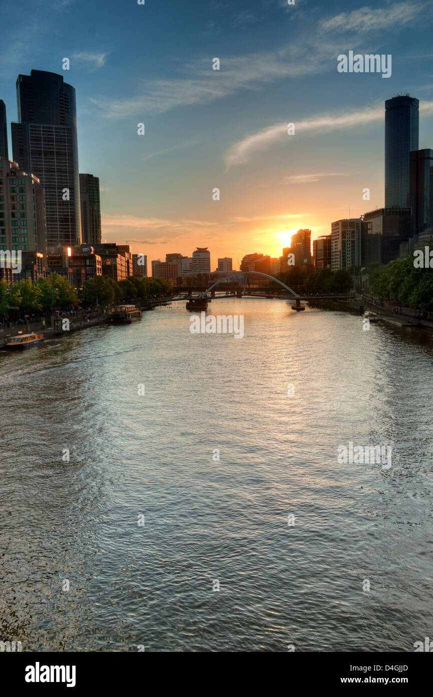Fiume Yarra di Melbourne al tramonto Foto Stock