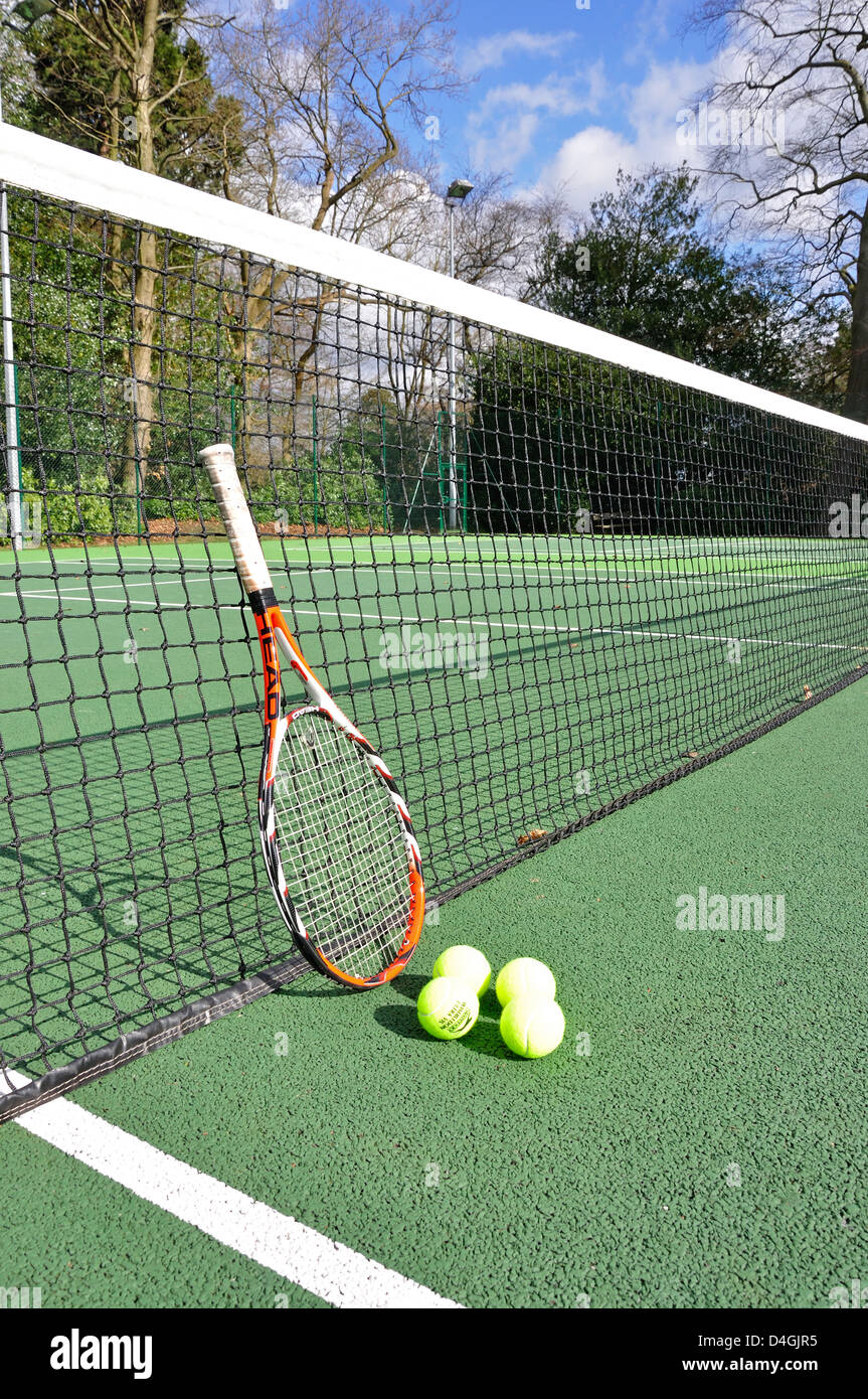Racchetta da Tennis e palle, il Royal Ascot Tennis Club, stazione Hill, Ascot Berkshire, Inghilterra, Regno Unito Foto Stock