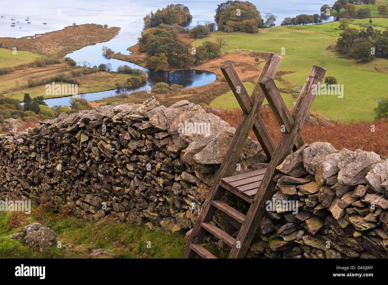 Parete di stalattite e stile al di sopra di Windermere nel Lake District, Cumbria, Inghilterra. In autunno (ottobre 2012). Foto Stock