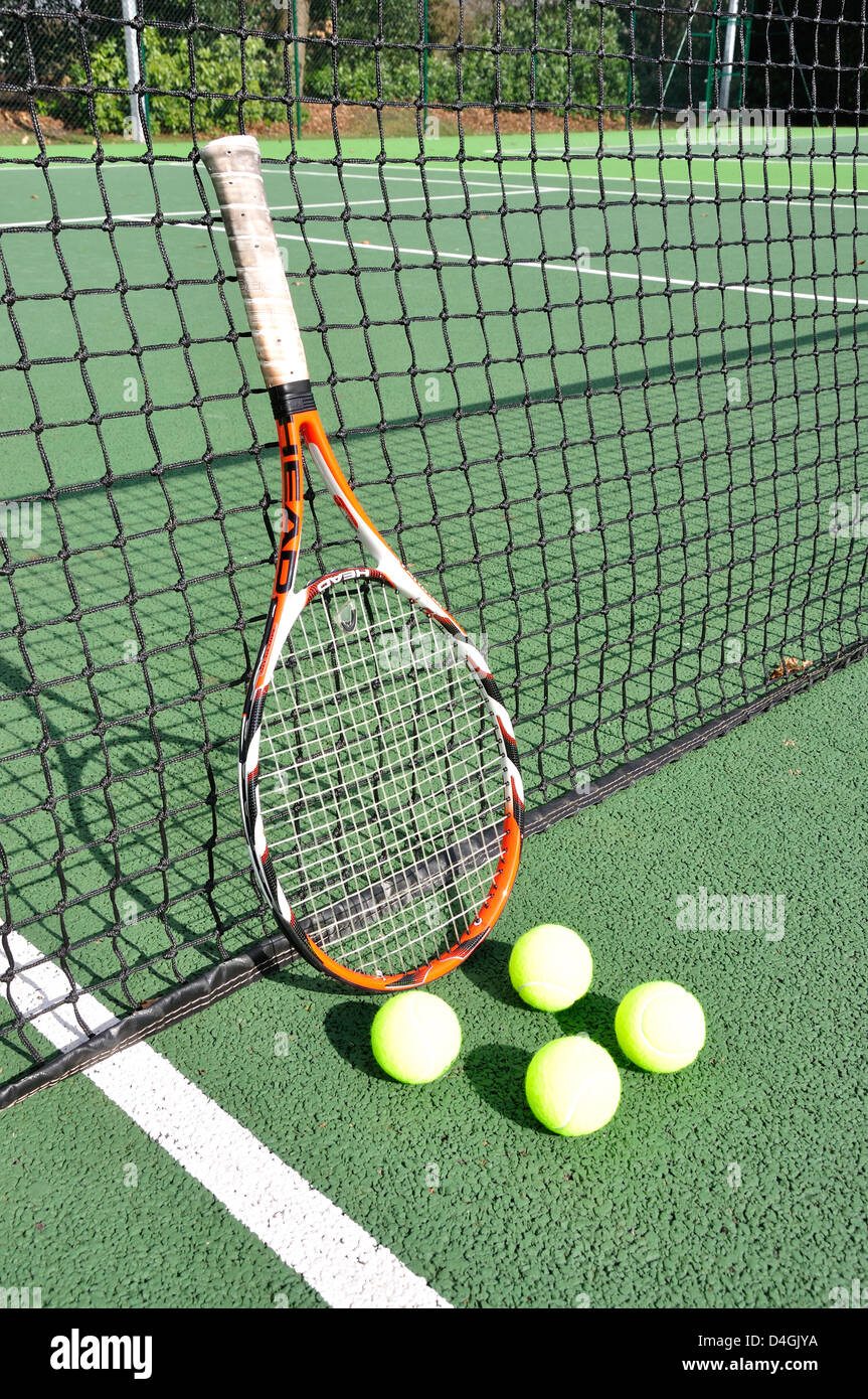 Racchetta da Tennis e palle, il Royal Ascot Tennis Club, stazione Hill, Ascot Berkshire, Inghilterra, Regno Unito Foto Stock