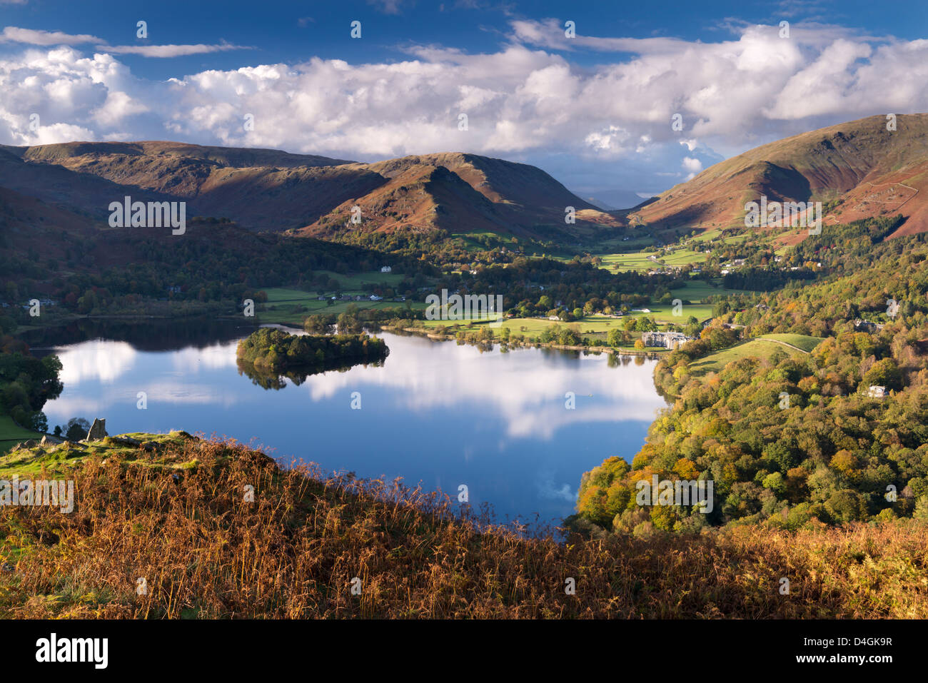Il lago di Grasmere su un bel pomeriggio autunnale, Lake District, Cumbria, Inghilterra. In autunno (ottobre 2012). Foto Stock