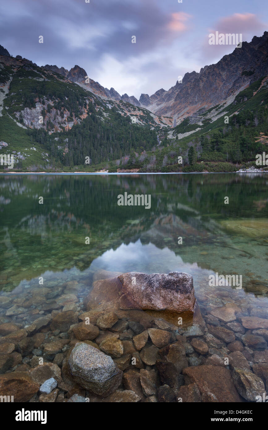 Uno specchio ancora Popradske Pleso lago in Alti Tatra, la Slovacchia, l'Europa. In autunno (ottobre 2012). Foto Stock