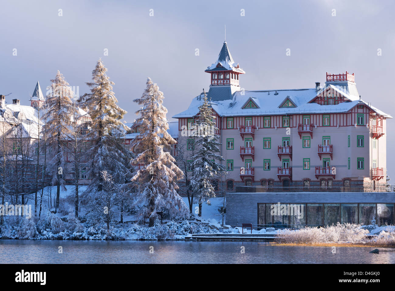 Hotel di lusso Kempinski sulle rive del villaggio di Strbske Pleso negli Alti Tatra, la Slovacchia, l'Europa. In autunno (ottobre 2012). Foto Stock