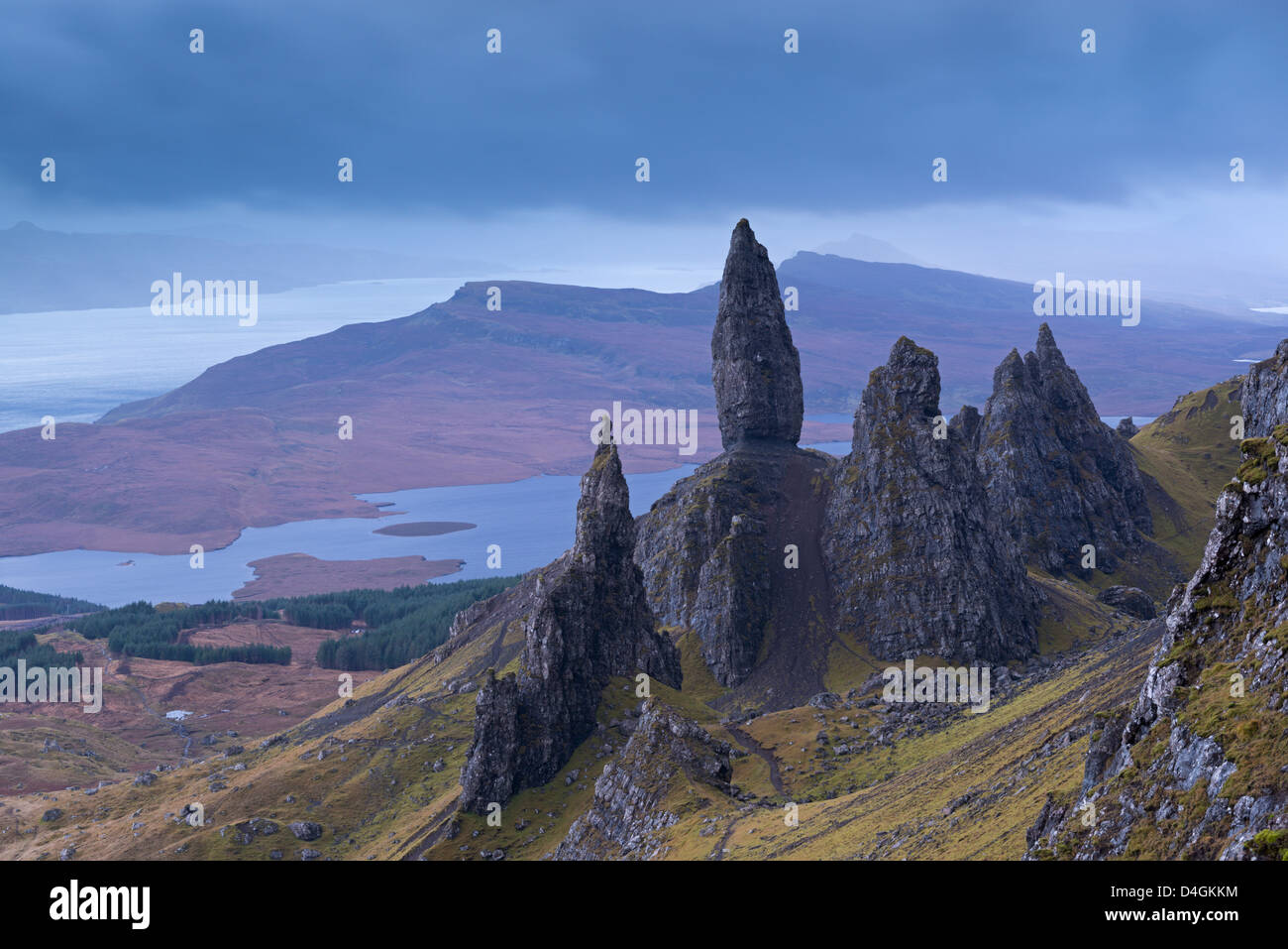Il vecchio uomo di Storr sull'Isola di Skye in Scozia. In autunno (novembre 2012). Foto Stock